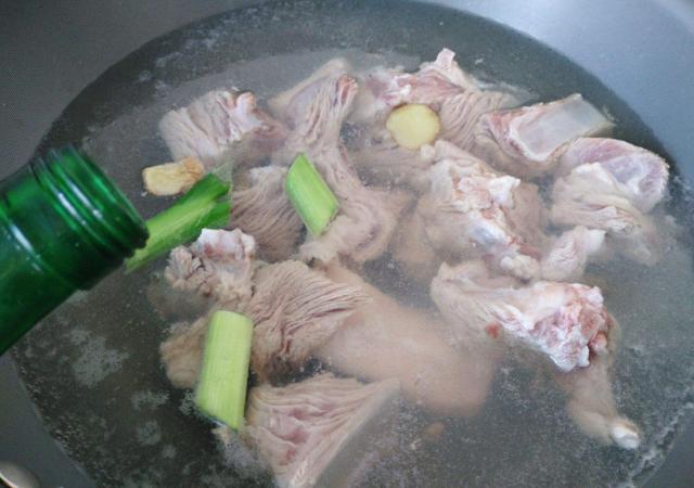 那等肉下锅后,那些肉的表面就会很快被煮熟,这就相当于把排骨关在了一