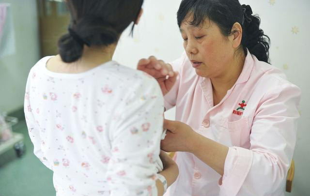 孩子出生才发现有足内翻缺陷，父母该怎么办？