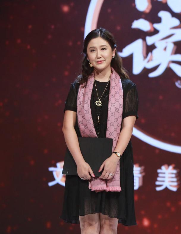 寇振海带老婆现身,44岁的李婷穿小黑裙,优雅中散发着