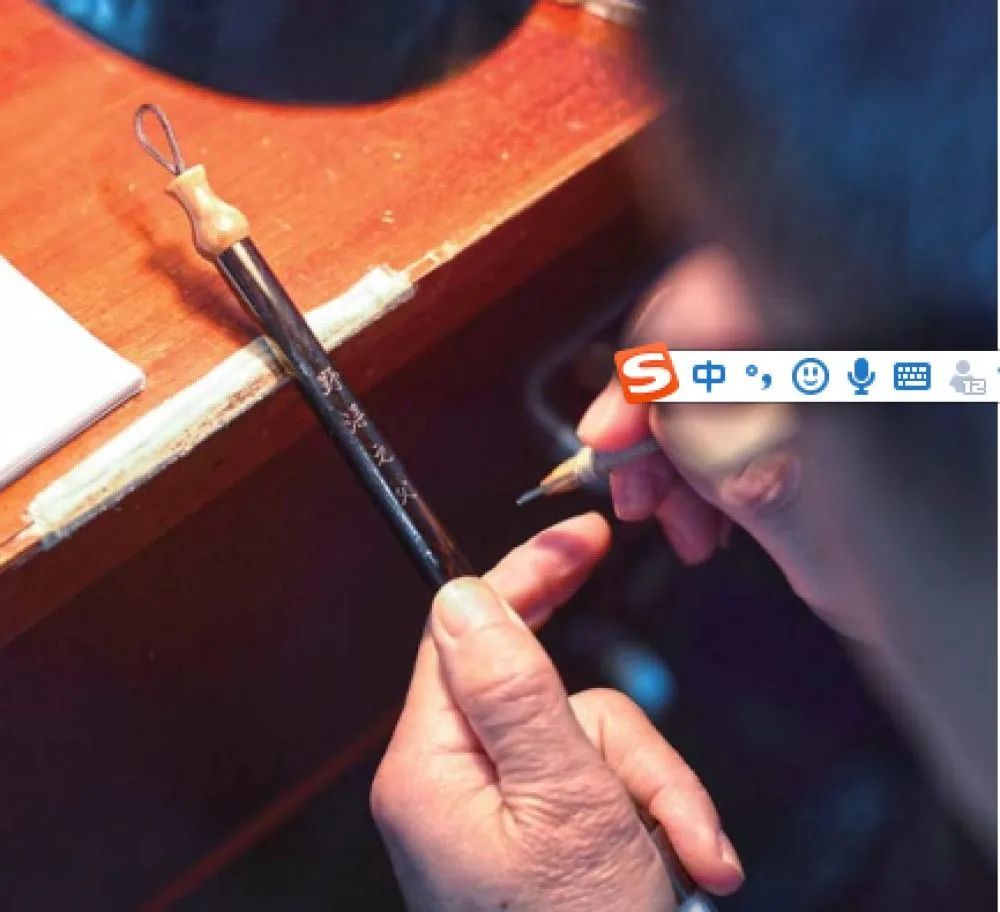 小镇共有一线制笔技工1500多人, 其中国家级非物质文化遗产传承人1人