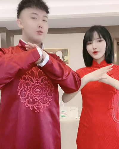 四川可乐跟小仙女穿"结婚服",粉丝却在关注桌子上物品