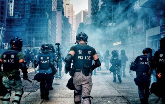 香港国安法震慑之下,暴徒纷纷吓破胆,防暴警察准备撤退