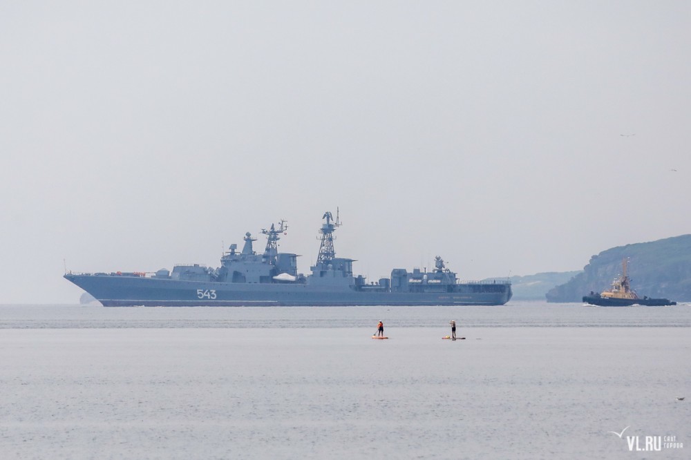 前面改装了一门崭新的带有隐形炮塔的a190-1型100mm舰炮,而后面的平台