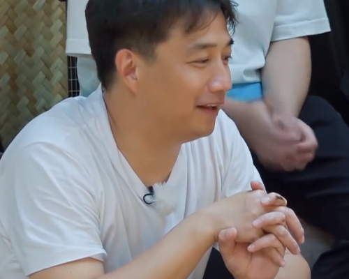 黄磊跟郑钧聊天时欧阳娜娜表情太抢镜娱乐圈真不是一个圈