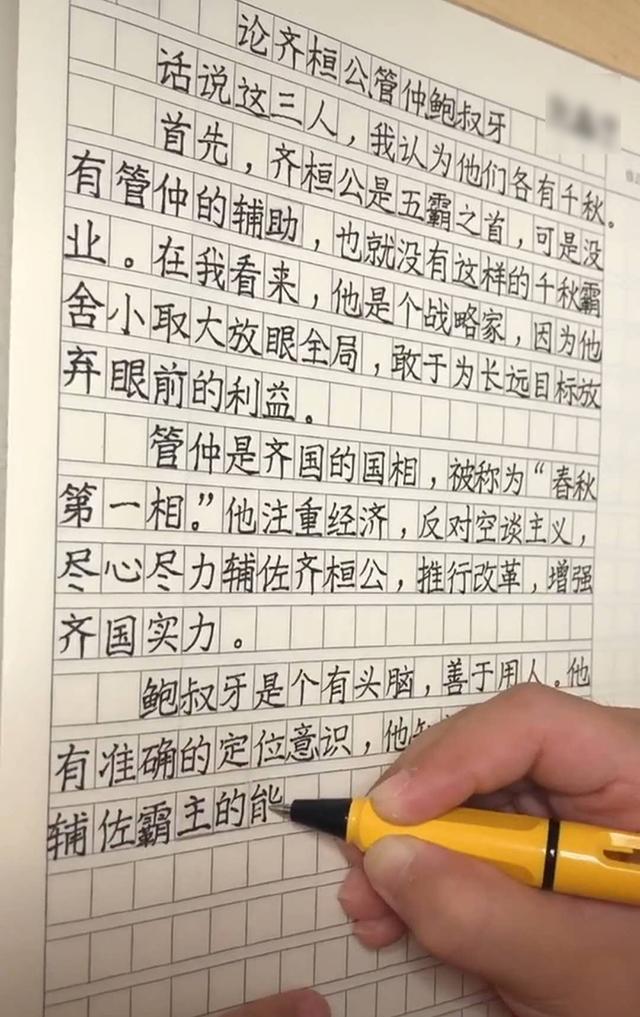 高考作文一出,妈妈也让8岁儿子写了一篇,网友看后:关键是字漂亮