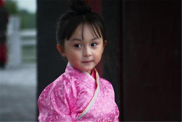 中饰演小芈月的刘楚恬相信大家一定不会陌生,这个小女孩出演《芈月传