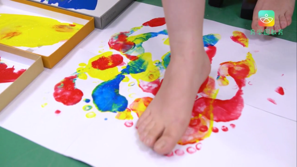小脚丫作画:让孩子通过脚底来感受颜料,进行构图作