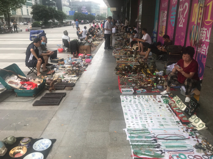 七月武汉大雨香港路古玩市场地摊人还是蛮多的