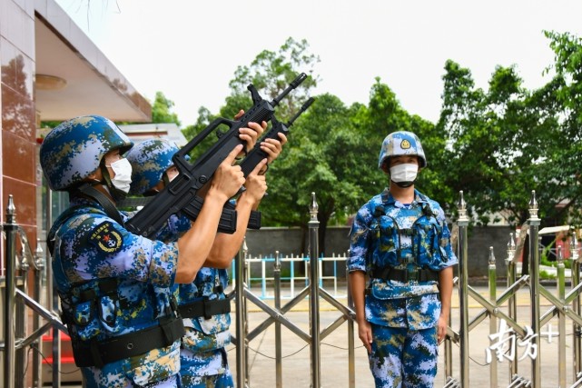 挺拔的身姿,海军警卫兵独有的骄傲营门岗哨是营区最关键的岗位,他们严