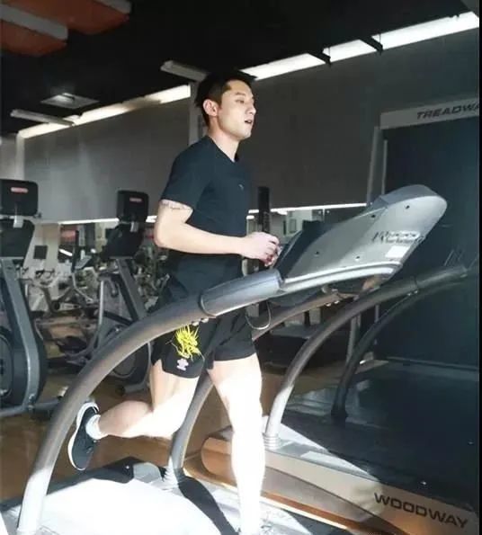 37岁林丹和33位肌肉男同台竞技，网友：中国肌肉男正在崛起！