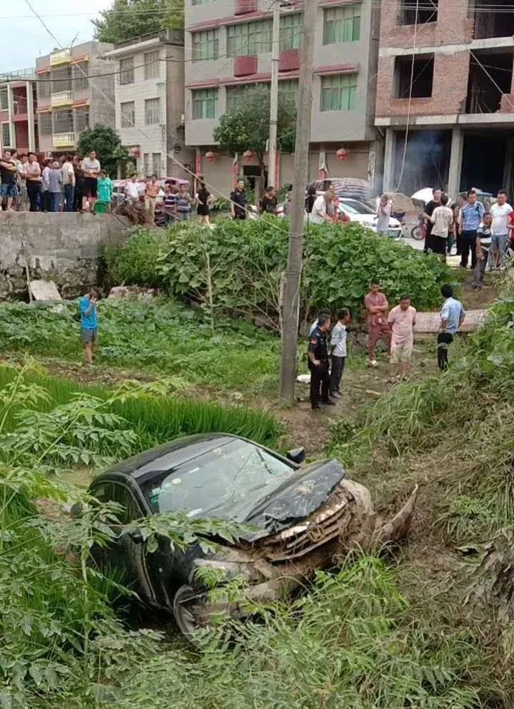 隆回六都寨田螺街发生车祸,现场惨不忍睹!