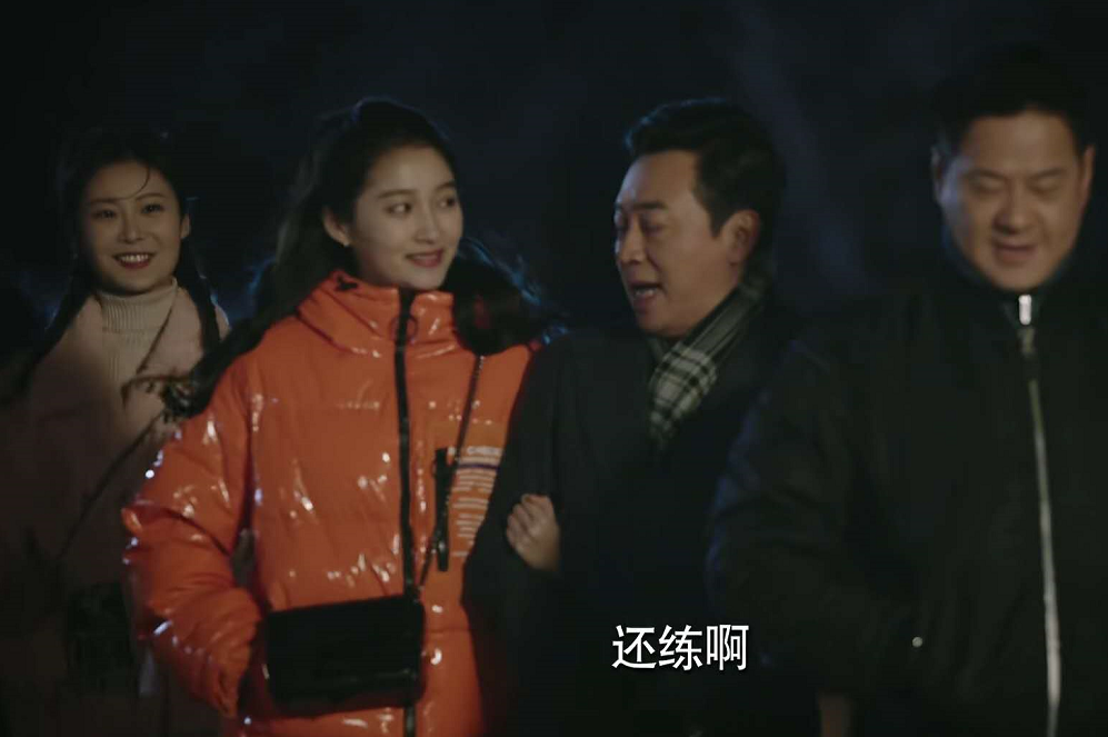 此次,关晓彤还没能逃过"国民闺女"的命运,在《什刹海》中扮演张晞临与