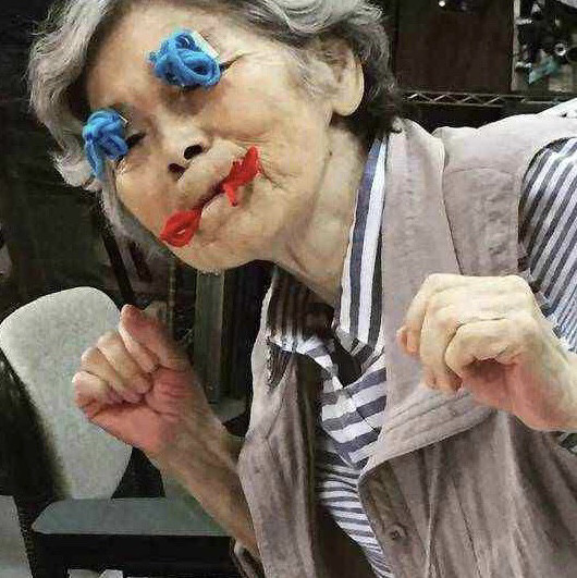 岛国90岁摄影师奶奶西本喜美子,超可爱的"自拍女王"
