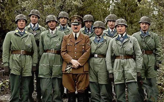 5张珍贵老照片:用纳粹旗擦鞋的苏联士兵,虐待黑毛驴的德国女鬼子