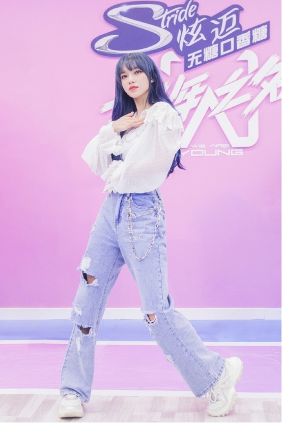 喜欢夏季清爽风的小女生,快来学学程潇的穿搭吧!绝对少女风十足