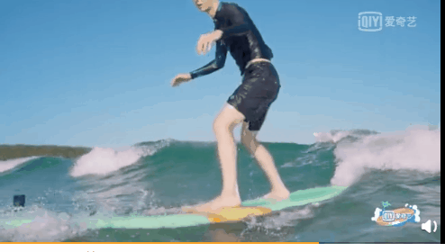 陆地上玩滑板算啥,王一博带你海上玩冲浪,这才过瘾!