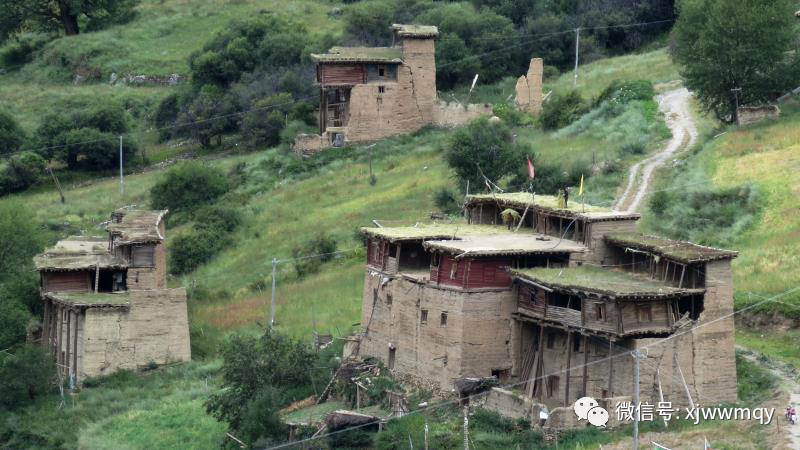 近看贡觉三岩地区的康巴房子,一律建在江两岸的高山斜坡地上,易守而难