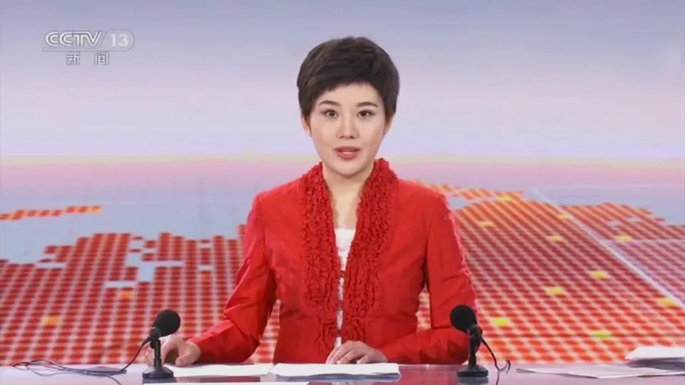 央视新闻主播郑子可被发型拉低颜值，92年的姑娘老气横秋，可惜了漂亮脸蛋