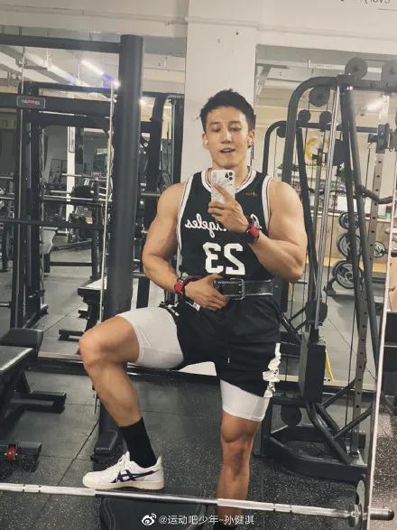 37岁林丹和33位肌肉男同台竞技，网友：中国肌肉男正在崛起！