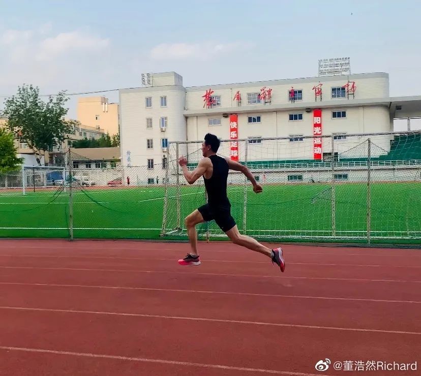 37岁林丹和33位肌肉男同台竞技，网友：中国肌肉男正在崛起！