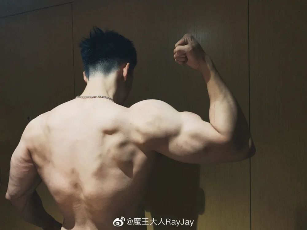 37岁林丹和33位肌肉男同台竞技，网友：中国肌肉男正在崛起！