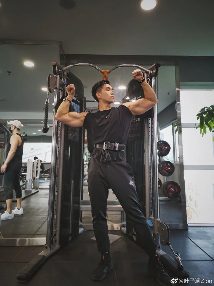 37岁林丹和33位肌肉男同台竞技，网友：中国肌肉男正在崛起！