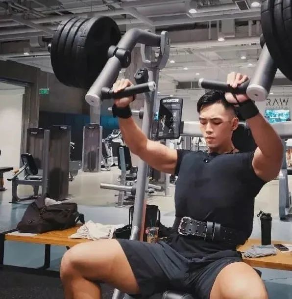 37岁林丹和33位肌肉男同台竞技，网友：中国肌肉男正在崛起！