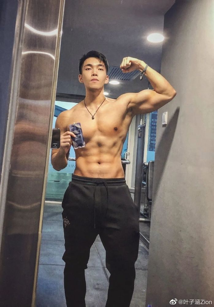 37岁林丹和33位肌肉男同台竞技，网友：中国肌肉男正在崛起！