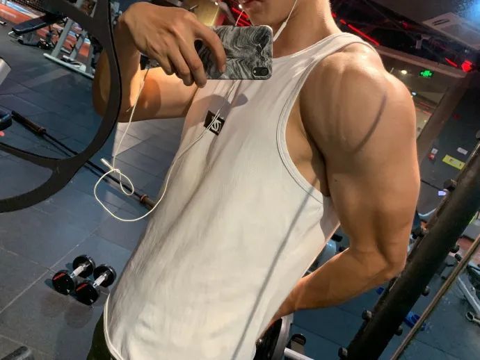 37岁林丹和33位肌肉男同台竞技，网友：中国肌肉男正在崛起！