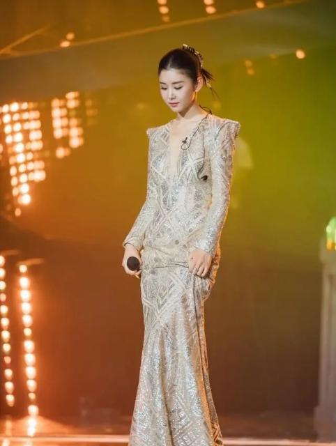 李小萌盛装亮相好美艳!一袭透纱长裙衬曼妙身材,女人见了也羡慕