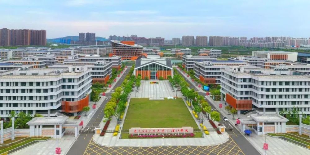 江苏省锡东高级中学是商务区唯一一所公办高中.