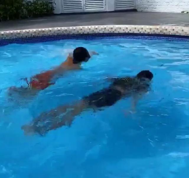 张柏芝晒俩儿子游泳健身,13岁lucas练出腹肌,颜值身材