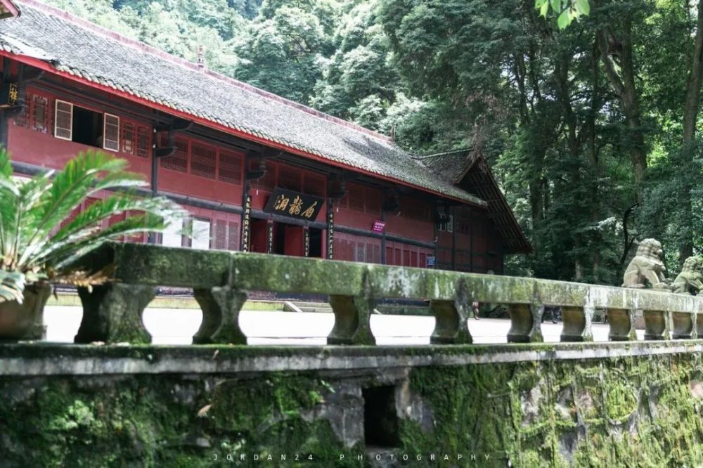 万年寺是峨眉山八大寺庙之一 无梁砖殿是我国古代建筑一大奇迹