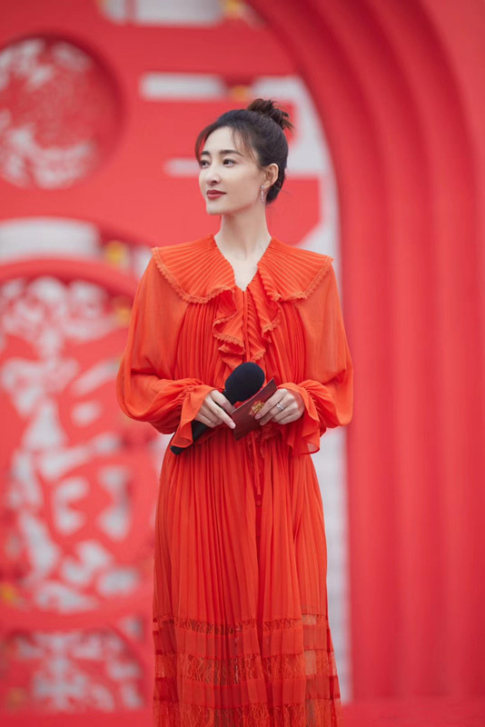 又被王丽坤给美到,穿粉色吊带裙搭白色T恤,似回19岁! 又被王丽坤给美到,穿粉色吊带裙搭白色T恤,似回19岁!
