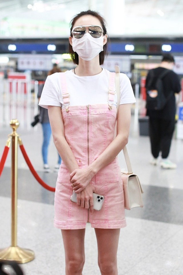 又被王丽坤给美到,穿粉色吊带裙搭白色T恤,似回19岁! 又被王丽坤给美到,穿粉色吊带裙搭白色T恤,似回19岁!
