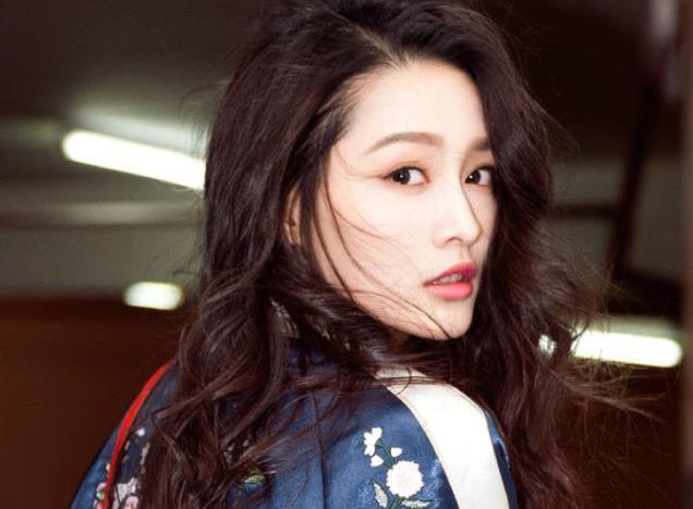 今年已经30岁的女明星,谭松韵是最显小的,而她是最性感的