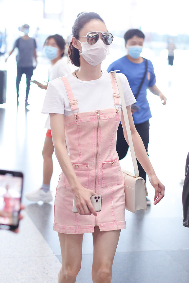 又被王丽坤给美到，穿粉色吊带裙搭白色T恤，似回19岁！