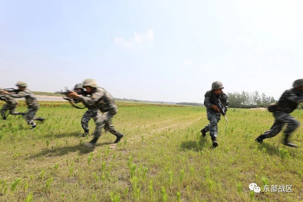 步兵班协同进攻时 他们在道路上交叉火力掩护前进 隐蔽战术接近敌军