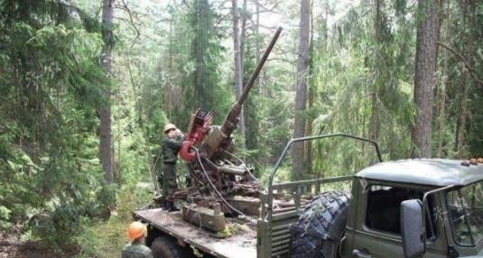一工兵密林深处发现七十年前二战遗迹,德军轻型高炮依然剑指苍穹
