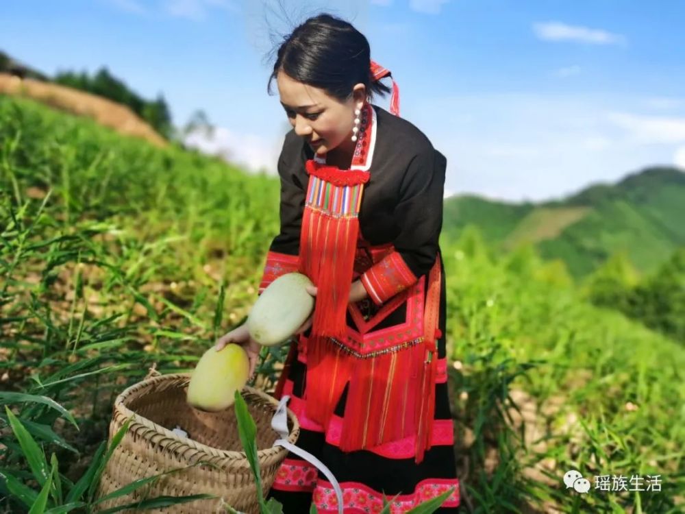 按下快门定格瞬间,美颜相机里的姑娘美如花,镜头外的姑娘美如画