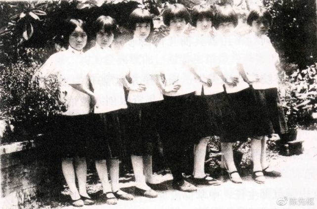 1935年周南附小身着校服的学生