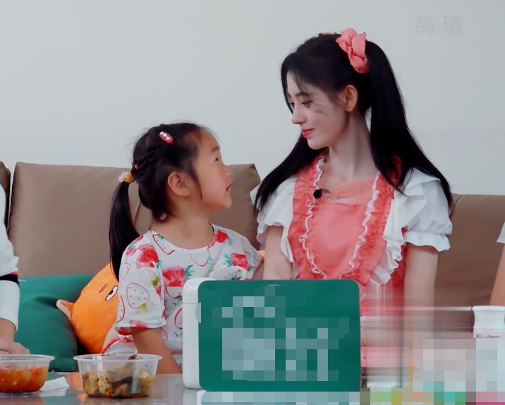 鞠婧祎等人录节目,遭小孩捣乱,谁注意她的举动?脾性装