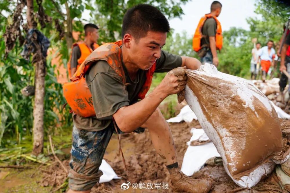 危难时刻，中国军人拼尽全力、冲锋在前！
