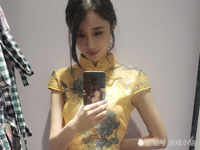 轩子晒出旗袍全身照真的很懂男粉的心理可惜被封禁了直播账号
