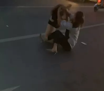 潮汕两年轻女子在马路中间厮打揪发衣服被当众撕碎