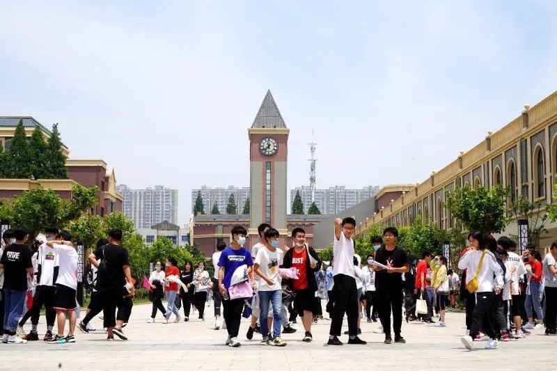 用高中三年去憧憬大学四年 而用大学四年去怀念中学六年 最终用一生去