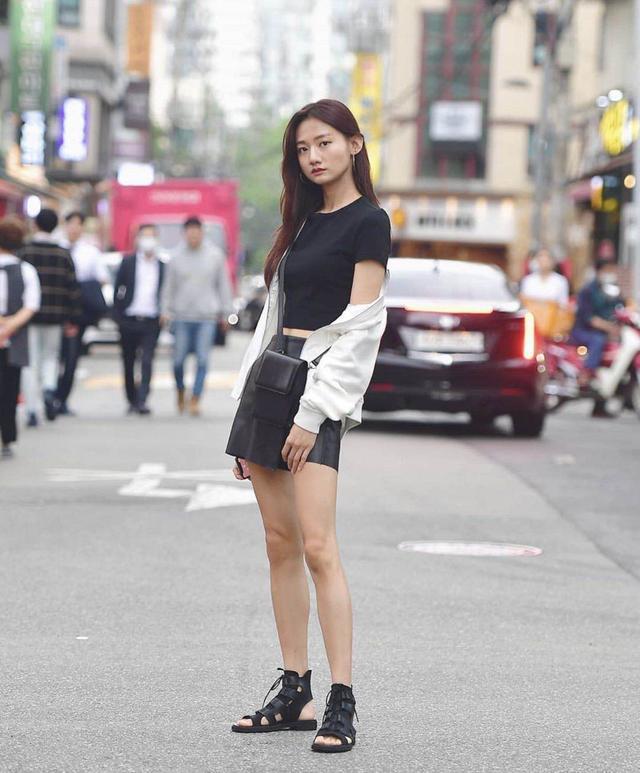 韩国小姐姐夏季搭配,短裙 马丁靴,贼洋气