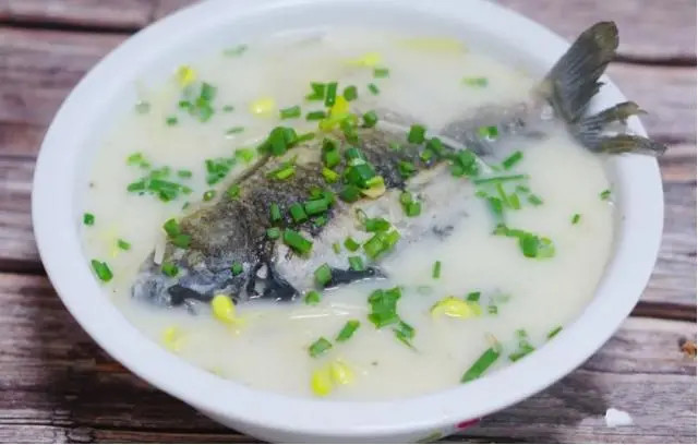 美食分享:豆芽鲫鱼汤,泡椒带鱼,家常版酸菜鱼的简单做法