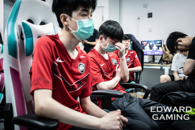 超凡电竞比分网｜为什么EDG总是领先经济被翻盘？深度解析EDG被翻盘原因