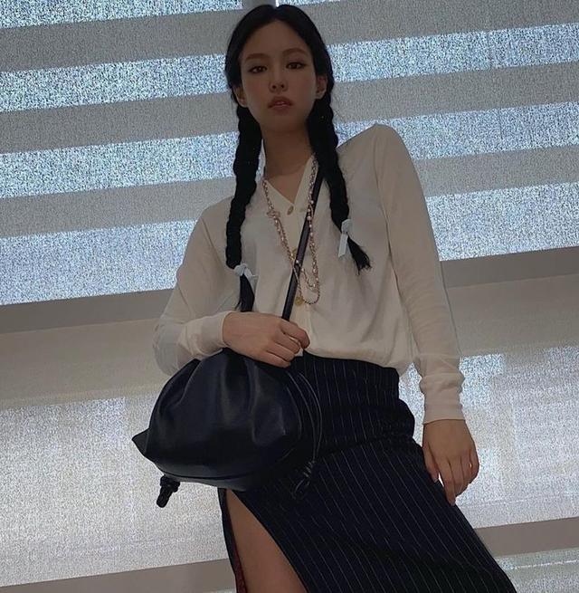 jennie双马尾造型上热搜,姿态美艳动人,气质活泼少女感十足